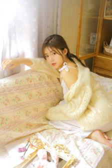 他揉捏她两乳不停呻吟动态图